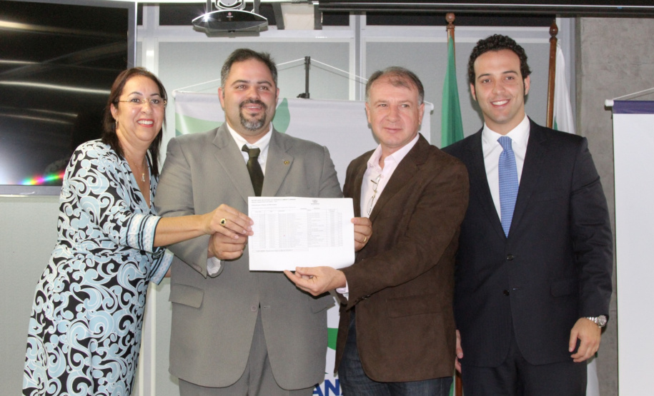 Prefeitos firmam convênios de R$ 4 milhões com a SEDU pelo PAM