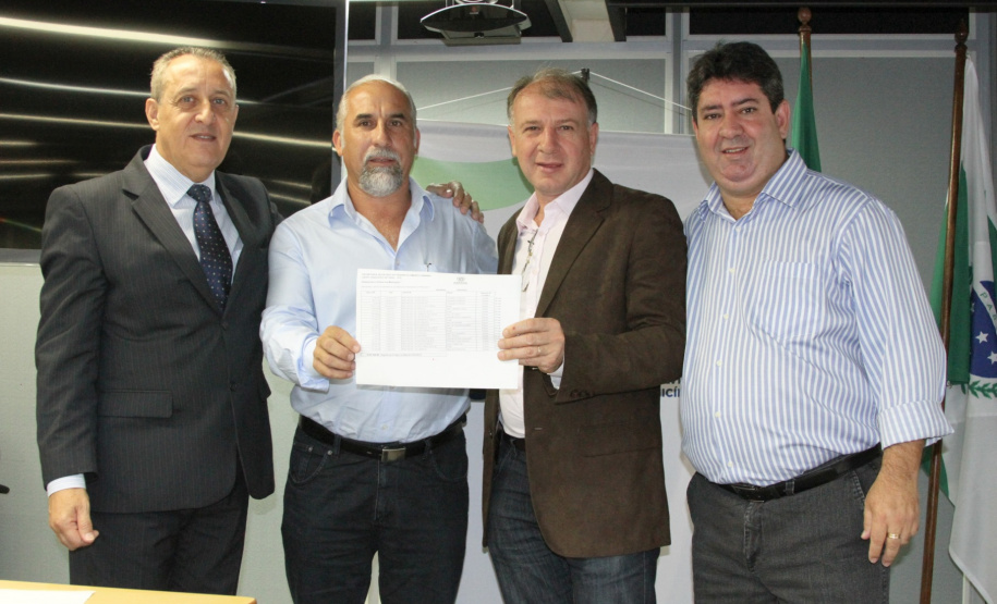 Prefeitos firmam convênios de R$ 4 milhões com a SEDU pelo PAM