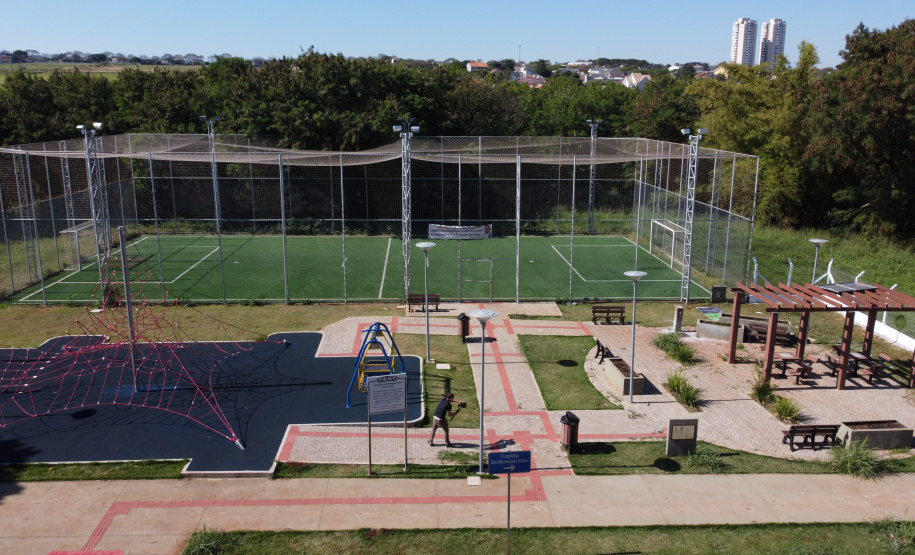 Meu Campinho em Maringa. O espaço tem um campo de futebol de grama sintética, playground com piso emborrachado e com iluminação, bicicletários, bebedouro, mesas de jogos, floreiras e lixeiras -  04/08/2020 -  Foto: Geraldo Bubniak/AEN