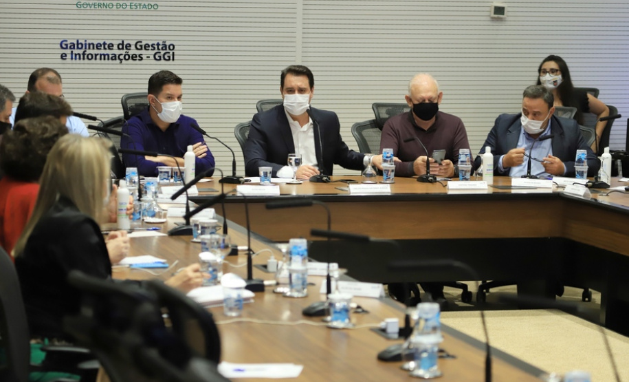 Governo decreta fechamento de atividades não essenciais para conter a COVID-19