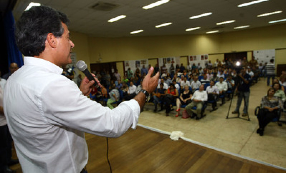 O governador Beto Richa participou nesta quinta-feira (03/04) da abertura da Exposição Agropecuária e Industrial de Londrina ? Expolondrina. Considerado um dos principais eventos do agronegócio do Brasil, a feira recebe, em média, 500 mil visitantes a cada edição. ?O Paraná está no centro do agronegócio nacional. Nossas feiras dão a dimensão da importância da agricultura paranaense para o Brasil e o mundo?, disse Richa. Londrina, 03/04/2014.Foto: Jonas Oliveira/ANPr