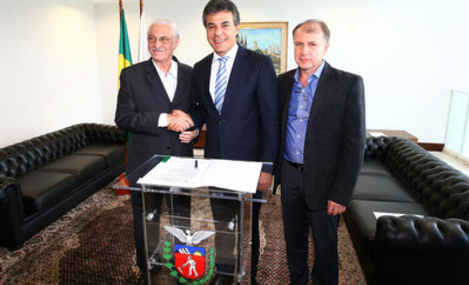 Richa e Ortega liberam recursos para asfaltar ruas de 13 municípios