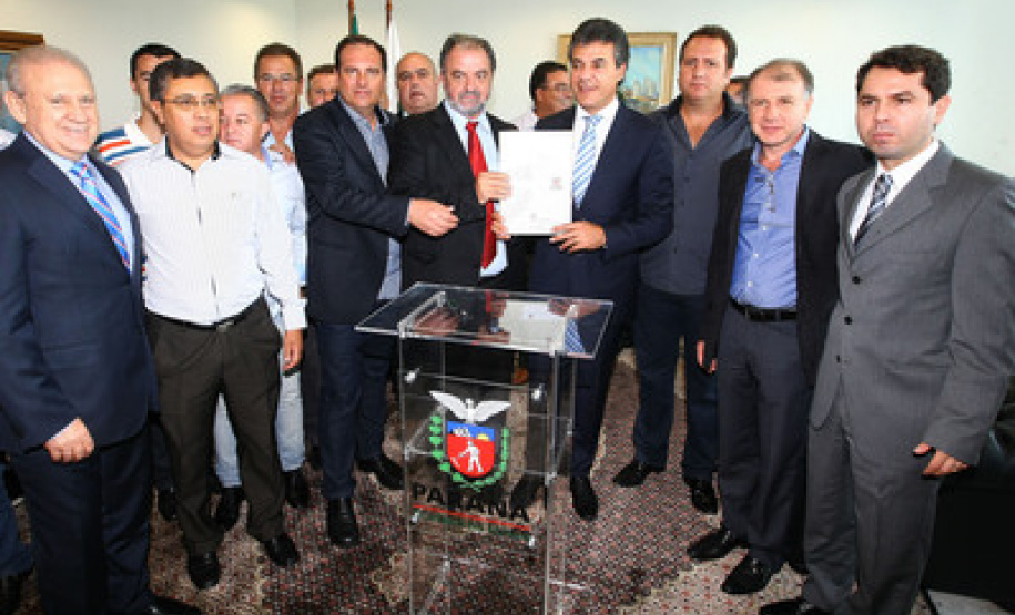 Richa e Ortega liberam recursos para asfaltar ruas de 13 municípios