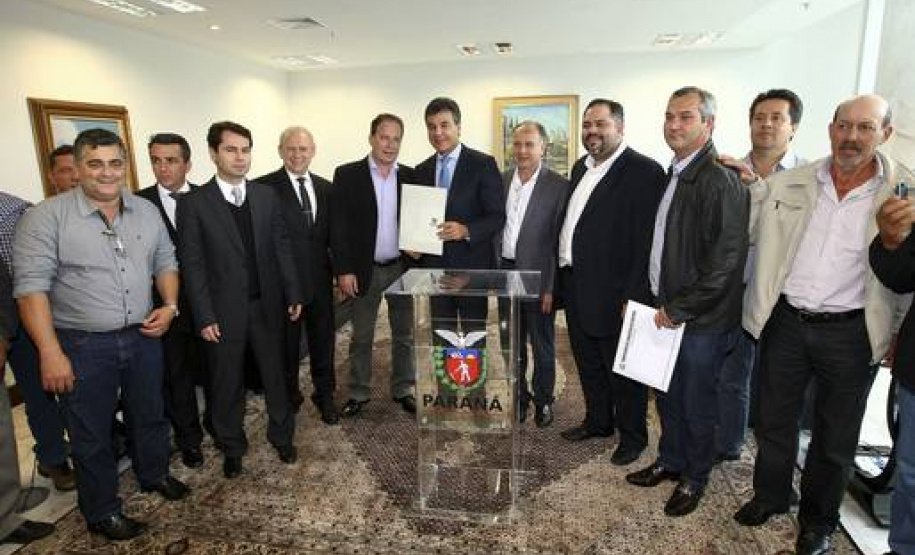 Governo do Paraná libera, pela SEDU, R$ 10,2 milhões para beneficiar oito municípios
