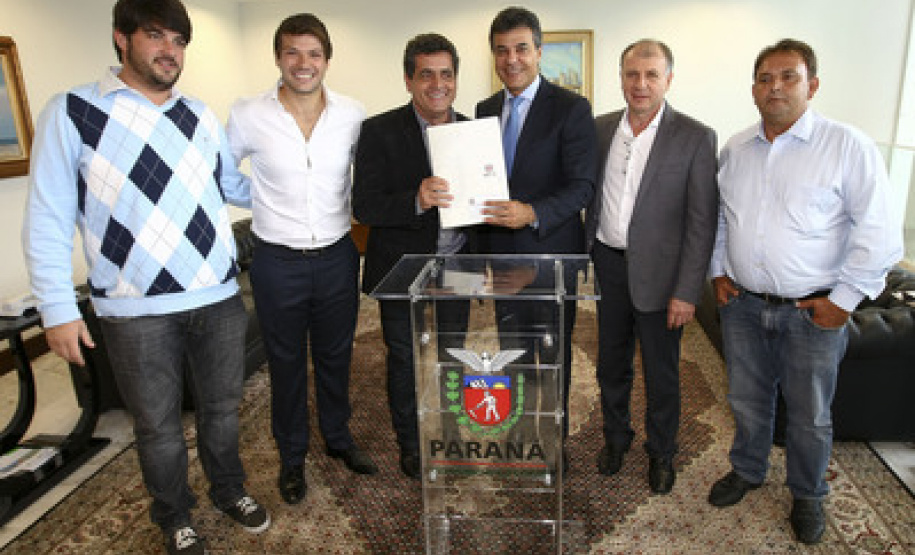 Governo do Paraná libera, pela SEDU, R$ 10,2 milhões para beneficiar oito municípios