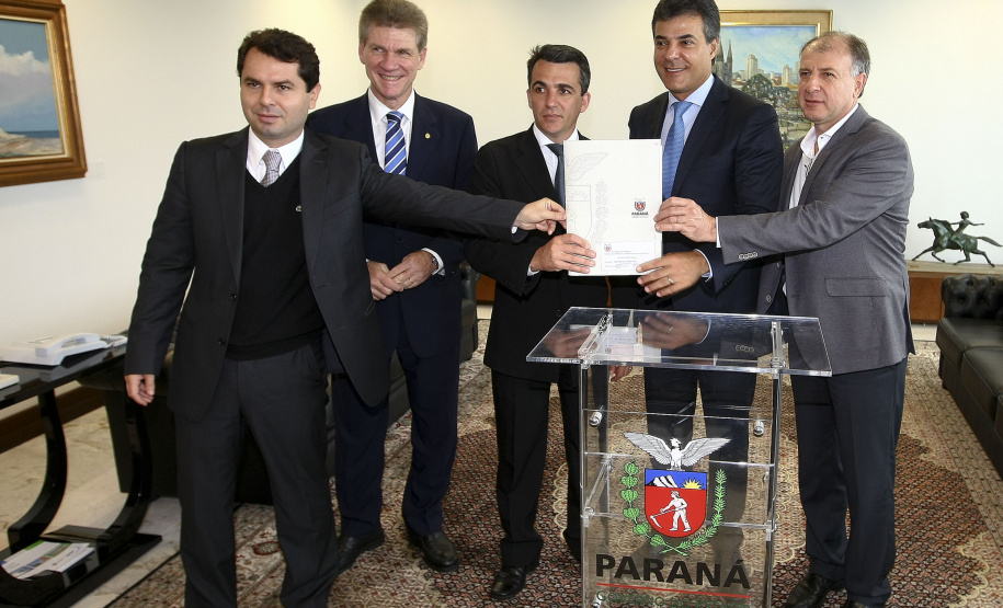 Governo do Paraná libera, pela SEDU, R$ 10,2 milhões para beneficiar oito municípios