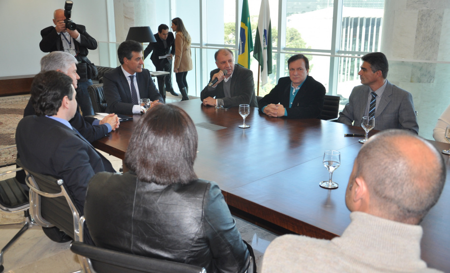 Governo autoriza R$ 2,5 milhões em benefícios a população de três municípios no Litoral e RMC