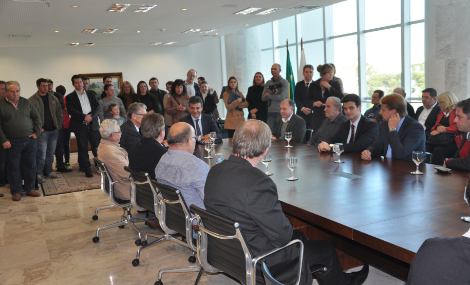 Governo autoriza R$ 2,5 milhões em benefícios a população de três municípios no Litoral e RMC