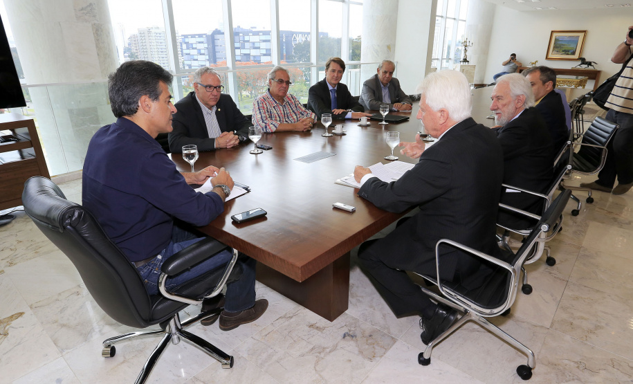 O governador Beto Richa recebeu nesta segunda-feira (13), no Palácio Iguaçu, em Curitiba, as lideranças do G7, grupo que reúne as principais entidades representativas do setor produtivo paranaense. Os empresários ressaltaram o interesse em atuar em conjunto com o governo para que a economia do Paraná siga crescendo.