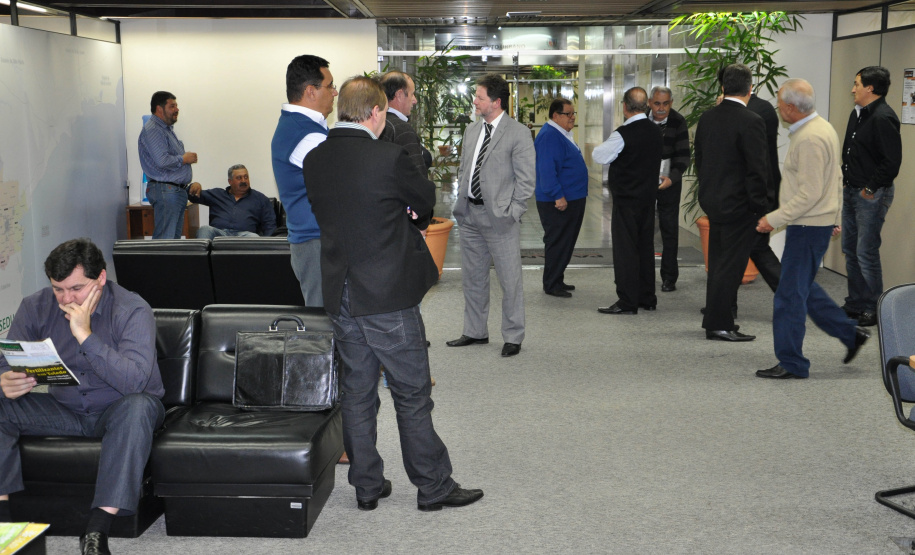 Em dois dias, o governo do Estado, através da Secretaria do Desenvolvimento Urbano, liberou mais de R$ 21,2 milhões para 12 municípios e autorizou a abertura de licitação para compra de máquinas para readequação de estradas para outros nove municípios.