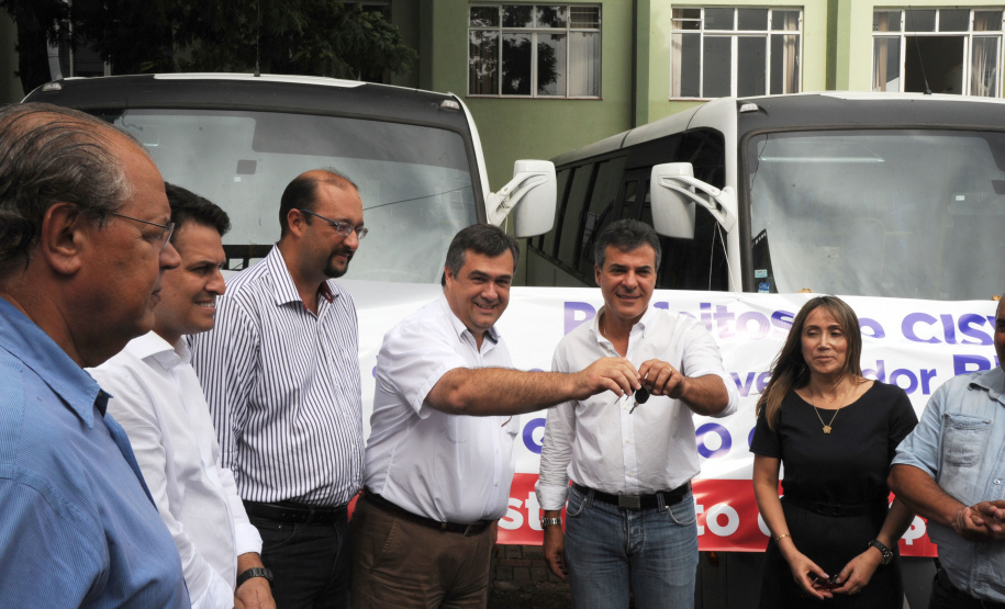 Em Apucarana, Richa entrega obras e repassa verba para a compra de veículos