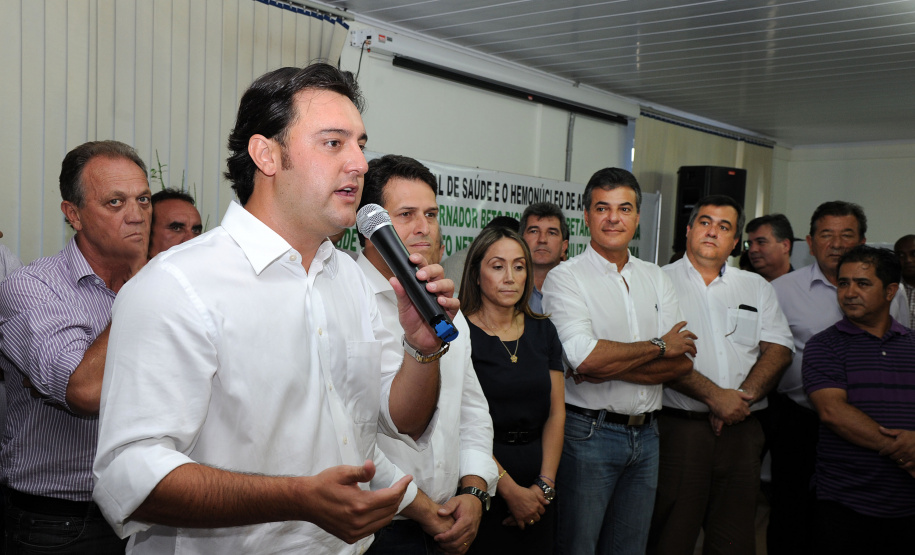 Em Apucarana, Richa entrega obras e repassa verba para a compra de veículos