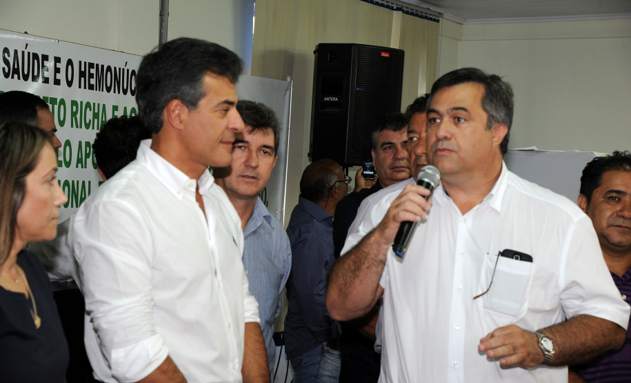 Em Apucarana, Richa entrega obras e repassa verba para a compra de veículos