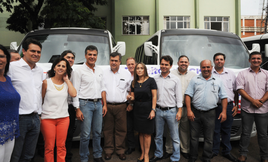 Em Apucarana, Richa entrega obras e repassa verba para a compra de veículos