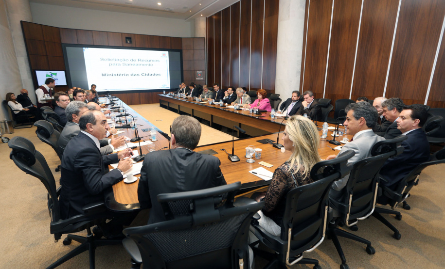 Paraná apresenta lista de projetos e obras para ministro das Cidades