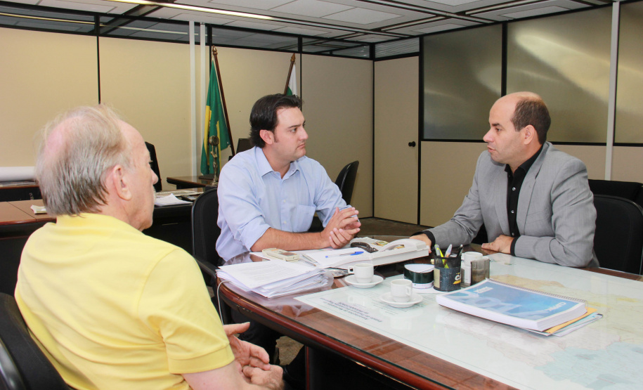 Ratinho Junior e técnicos da SEDU/Paranacidade avaliam demandas da população do Paraná