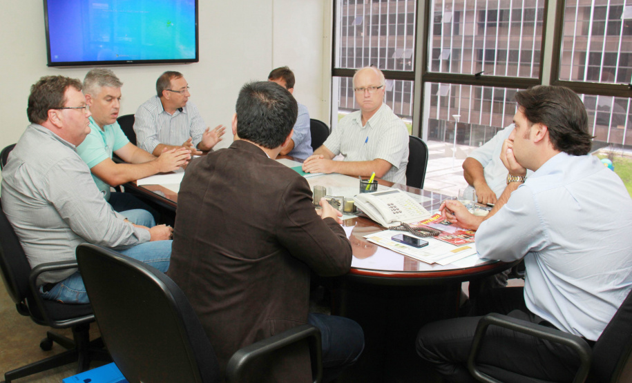 Ratinho Junior e técnicos da SEDU/Paranacidade avaliam demandas da população do Paraná