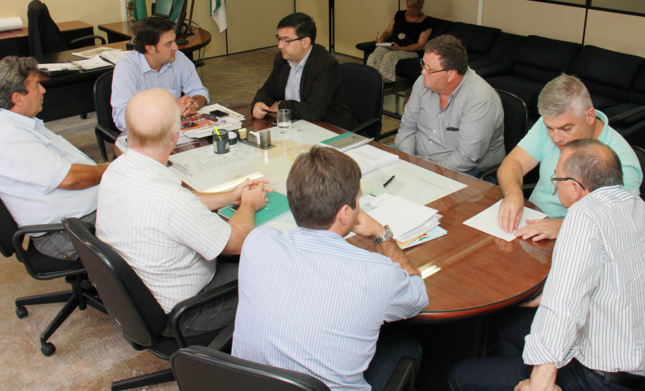 Ratinho Junior e técnicos da SEDU/Paranacidade avaliam demandas da população do Paraná