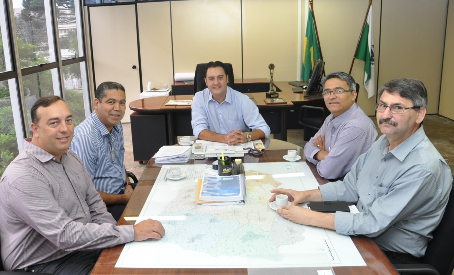 Ratinho Junior e técnicos da SEDU/Paranacidade avaliam demandas da população do Paraná