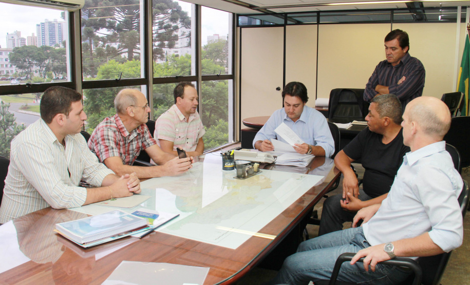 Ratinho Junior e técnicos da SEDU/Paranacidade avaliam demandas da população do Paraná