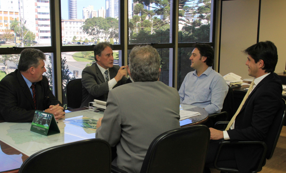 Edgar Bueno traz demandas e convite a Ratinho Junior para a inauguração do Teatro Municipal de Cascavel, no próximo dia 10