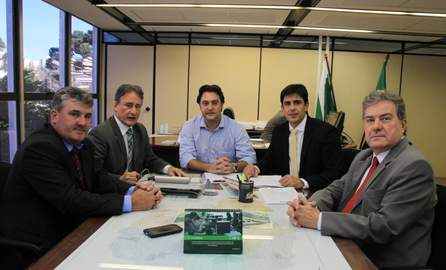 Edgar Bueno traz demandas e convite a Ratinho Junior para a inauguração do Teatro Municipal de Cascavel, no próximo dia 10