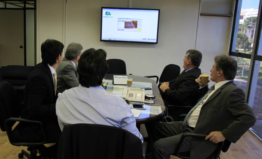 Edgar Bueno traz demandas e convite a Ratinho Junior para a inauguração do Teatro Municipal de Cascavel, no próximo dia 10