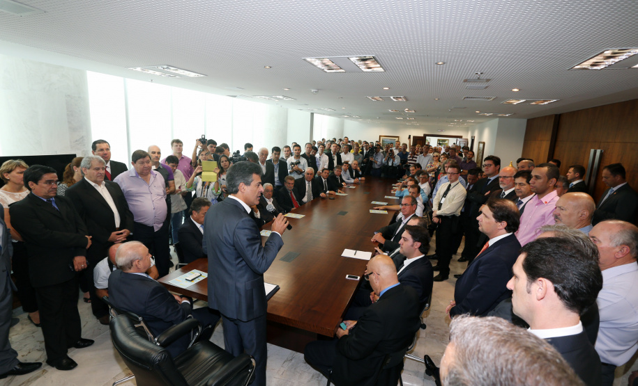 Governador Beto Richa assina contratos de financiamentos com a Secretaria de Desenvolvimento Urbano (SEDU) e a FomentoParaná para obras de infraestrutura urbanas e equipamentos para municípios. 04/03/2015.Foto: Orlando Kissner/ANPr