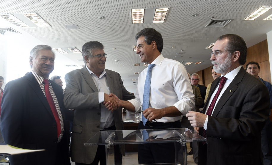 Governador Beto Richa assina contratos de financiamentos com a Secretaria de Desenvolvimento Urbano (SEDU) e a FomentoParaná para obras de infraestrutura urbanas e equipamentos para municípios. Curitiba, 31/03/2015Foto: Ricardo Almeida / ANPr