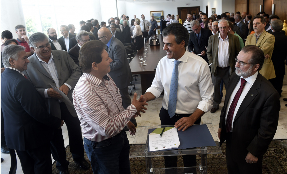 Governador Beto Richa assina contratos de financiamentos com a Secretaria de Desenvolvimento Urbano (SEDU) e a FomentoParaná para obras de infraestrutura urbanas e equipamentos para municípios. Curitiba, 31/03/2015Foto: Ricardo Almeida / ANPr