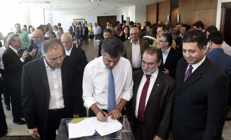 Governador Beto Richa assina contratos de financiamentos com a Secretaria de Desenvolvimento Urbano (SEDU) e a FomentoParaná para obras de infraestrutura urbanas e equipamentos para municípios. Curitiba, 31/03/2015Foto: Ricardo Almeida / ANPr