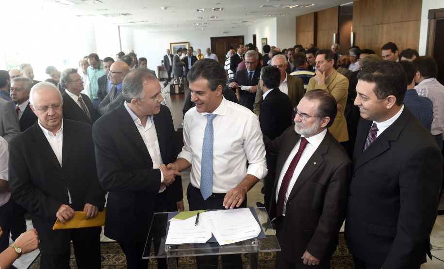 Governador Beto Richa assina contratos de financiamentos com a Secretaria de Desenvolvimento Urbano (SEDU) e a FomentoParaná para obras de infraestrutura urbanas e equipamentos para municípios. Curitiba, 31/03/2015Foto: Ricardo Almeida / ANPr
