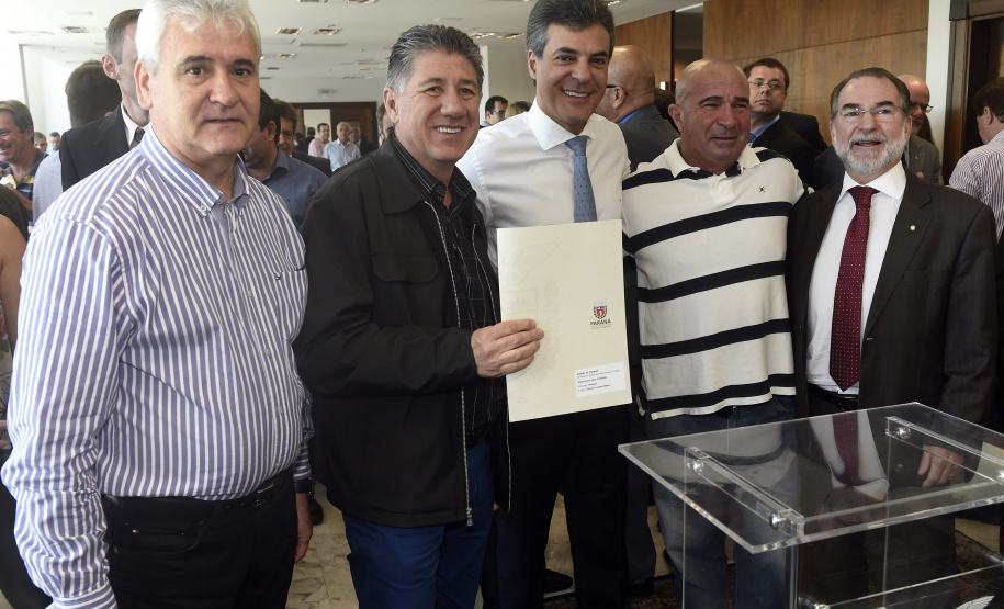 Governador Beto Richa assina contratos de financiamentos com a Secretaria de Desenvolvimento Urbano (SEDU) e a FomentoParaná para obras de infraestrutura urbanas e equipamentos para municípios. Curitiba, 31/03/2015Foto: Ricardo Almeida / ANPr