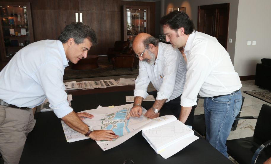 o governador beto richa com ratinho junior secretario desenvolvimento urbano omar akel da comec e deonilson roldo . durante apresentacao de projetos.