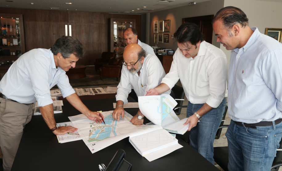 o governador beto richa com ratinho junior secretario desenvolvimento urbano omar akel da comec e deonilson roldo . durante apresentacao de projetos.