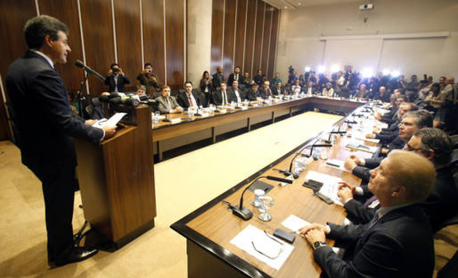 Em reunião com secretários, Richa anuncia prioridades e retomada de obras, inclusive do PAM e do Programa "Calçadas do Paraná", entre outros