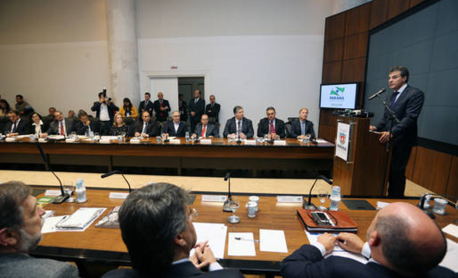 Em reunião com secretários, Richa anuncia prioridades e retomada de obras, inclusive do PAM e do Programa "Calçadas do Paraná", entre outros