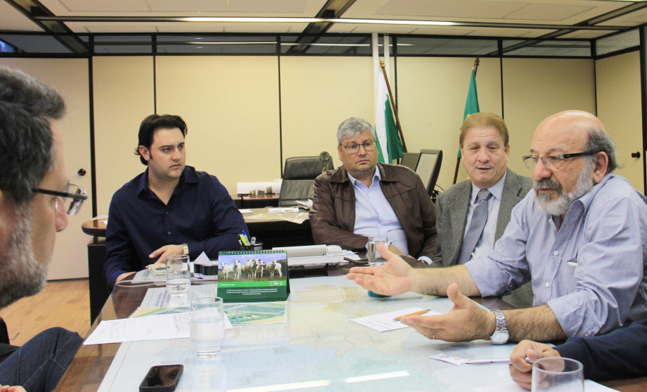 O projeto de um VLT como solução de mobilidade urbana reúne na SEDU técnicos de outros órgãos públicos