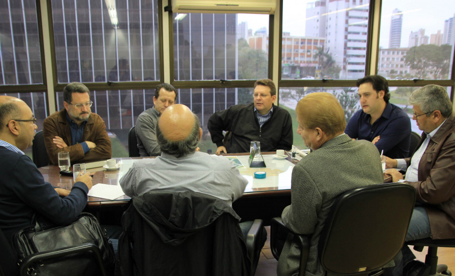 O projeto de um VLT como solução de mobilidade urbana reúne na SEDU técnicos de outros órgãos públicos