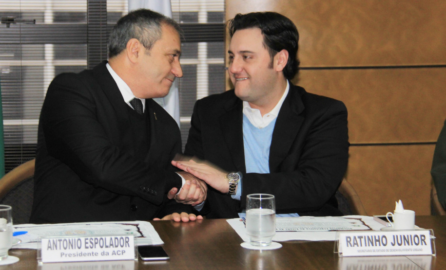 Ratinho Junior é homenageado na ACP entre as personalidades empreendedoras do Paraná