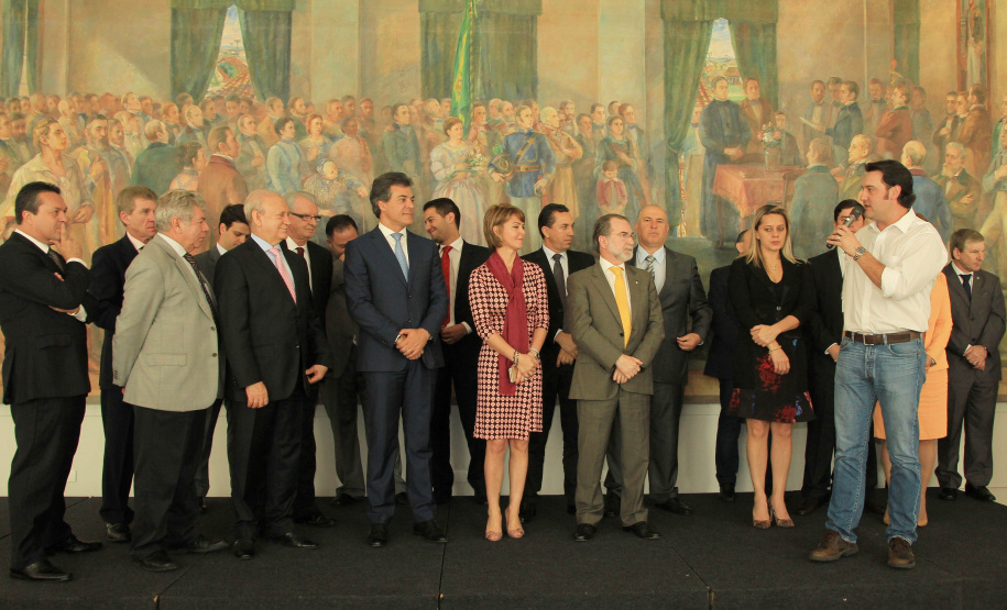 Só neste ano, pela SEDU, foram pagos R$ 320 milhões de repasses à realização de 753 ações em municípios do Paraná