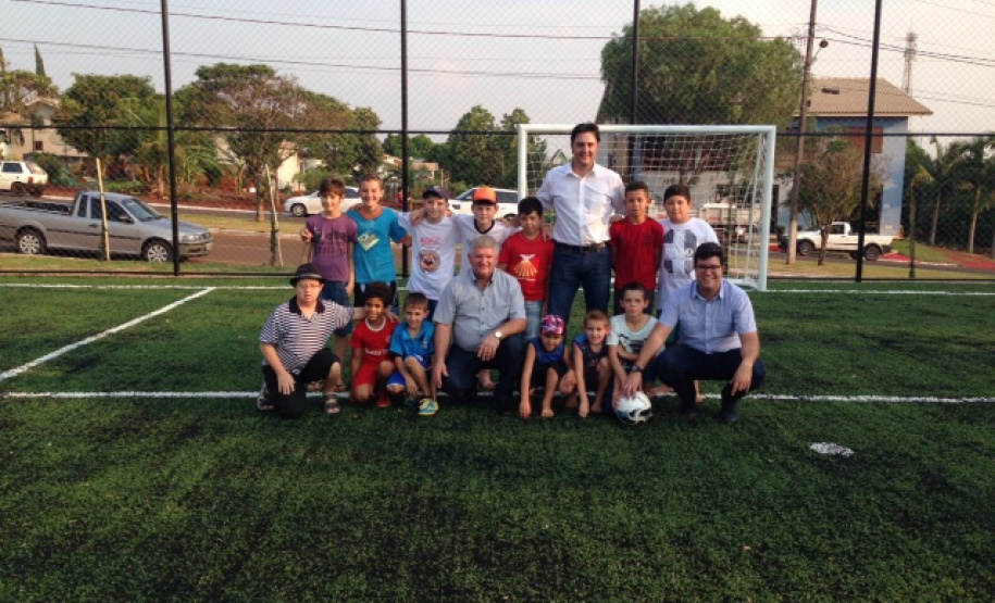 Crianças e adolescentes do Paraná já podem jogar futebol em campos de grama sintética, como os filhos de alemães