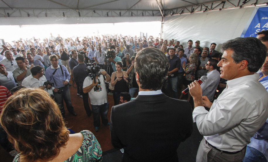 Governador Beto Richa, junto com o secretário da Saúde, Michele Caputo Neto, o prefeito de Guarapuava, Cezar Silvestri Filho, o secretário do Desenvolvimento Urbano, Ratinho Junior, e demais autoridades, lança a pedra fundamental para construção do Hospital Regional do Centro Oeste. Guarapuava, 22/09/2015. Foto: Pedro Ribas/ANPr