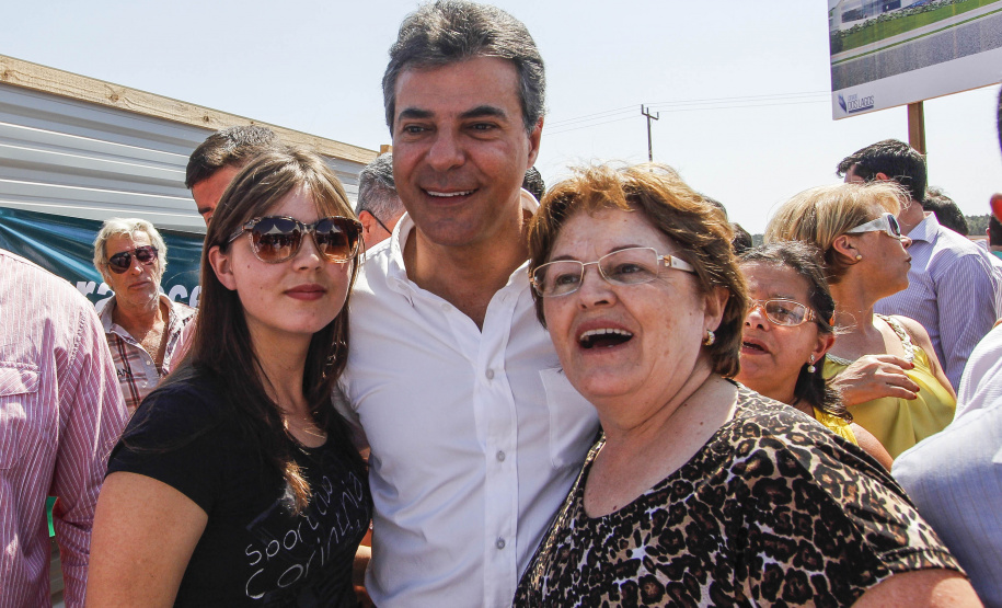Governador Beto Richa, junto com o secretário da Saúde, Michele Caputo Neto, o prefeito de Guarapuava, Cezar Silvestri Filho, o secretário do Desenvolvimento Urbano, Ratinho Junior, e demais autoridades, lança a pedra fundamental para construção do Hospital Regional do Centro Oeste. Guarapuava, 22/09/2015. Foto: Pedro Ribas/ANPr