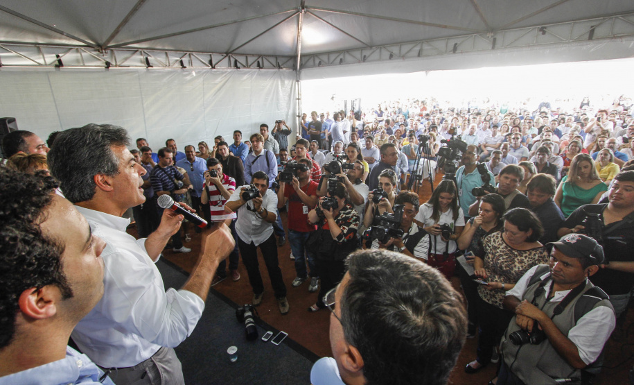 Governador Beto Richa, junto com o secretário da Saúde, Michele Caputo Neto, o prefeito de Guarapuava, Cezar Silvestri Filho, o secretário do Desenvolvimento Urbano, Ratinho Junior, e demais autoridades, lança a pedra fundamental para construção do Hospital Regional do Centro Oeste. Guarapuava, 22/09/2015. Foto: Pedro Ribas/ANPr