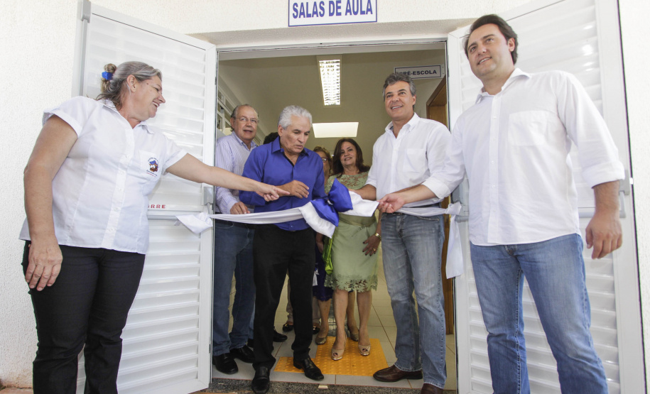 Governador Beto Richa inaugura a Escola Municipal Guido Maria Conforti, junto com o prefeito João José Tavares, a secretária municipal da Educação, Geuztinir Chini Pereira,o secretário do Desenvolvimento Urbano, Ratinho Junior, o deputado estadual Alexandre Curi e o deputado federal, Luiz Carlos Hauly. Lupionópolis, 12/02/2016. Foto: Pedro Ribas/ANPr