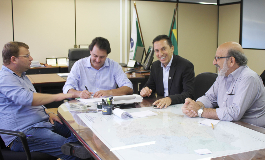 Prefeitos do Paraná correm contra o tempo em busca de financiamento aos seus  municípios