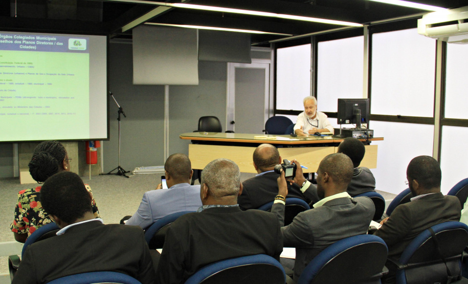 Representante de Angola elogia interação da Sociedade Organizada com Poder Público no Paraná