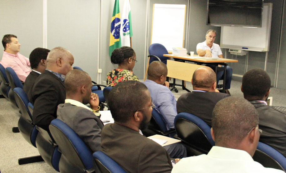 Representante de Angola elogia interação da Sociedade Organizada com Poder Público no Paraná