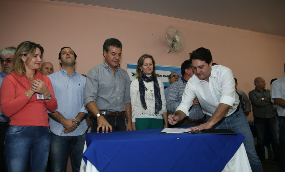 Governador Beto Richa autoriza obras de saneamento e de pavimentação em Manoel Ribas. Participaram do evento com o governador a prefeita Elizabeth Camilo, o presidente da Assembleia Legislativa, Ademar Traiano; o secretário da Justiça, Artagão Júnior, os deputados estaduais Bernardo Carli e Alexandre Curi, o presidente do Conseg de Manoel Ribas, Carlos Andreolli, a comunidade local e prefeitos da região.Manoel Ribas, 05/04/2016.Foto: Orlando Kissner/ANPr